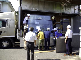 サッシ搬送車からトリプルガラスを移動